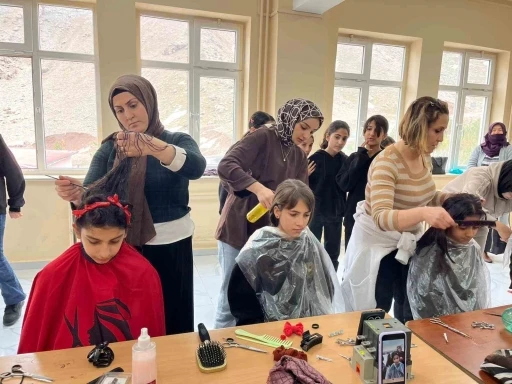 K&ouml;y okullarındaki kız &ouml;ğrencilere &uuml;cretsiz kuaf&ouml;rl&uuml;k hizmeti
