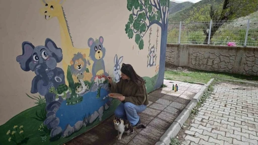 K&ouml;y okulunda b&uuml;y&uuml;d&uuml;, k&ouml;y &ccedil;ocuklarının umudu oldu
