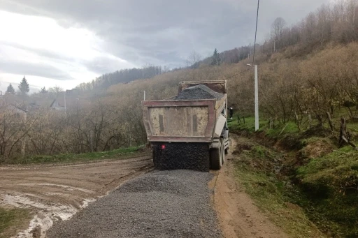 K&ouml;y yollarında &ccedil;alışmalar s&uuml;r&uuml;yor
