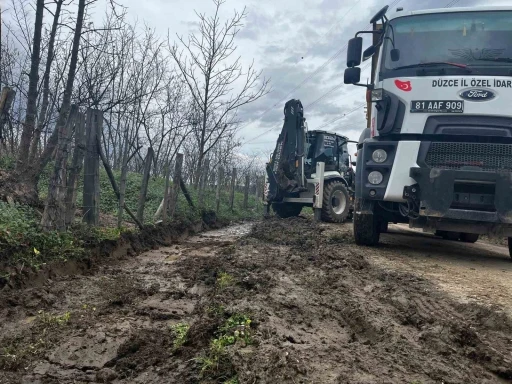 K&ouml;y yollarında yağmur suyu &ccedil;alışması
