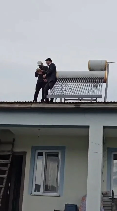 K&ouml;y ziyaretinde dikkat &ccedil;eken anlar: &Ccedil;atıda başlayan sohbet &uuml;yelikle sonu&ccedil;landı
