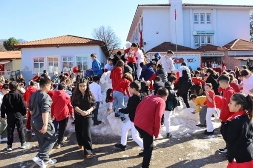 K&ouml;yceğiz&rsquo;de &ouml;ğrencilere kar s&uuml;rprizi
