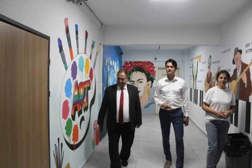 K&ouml;yceğiz&rsquo;de okul duvarları renklendirildi
