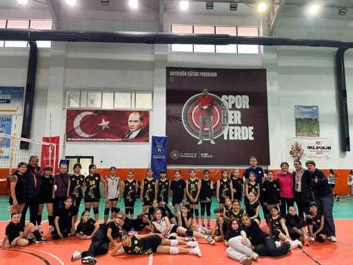 K&ouml;yceğiz&rsquo;de voleybol coşkusu, 150 sporcu aynı sahada buluştu
