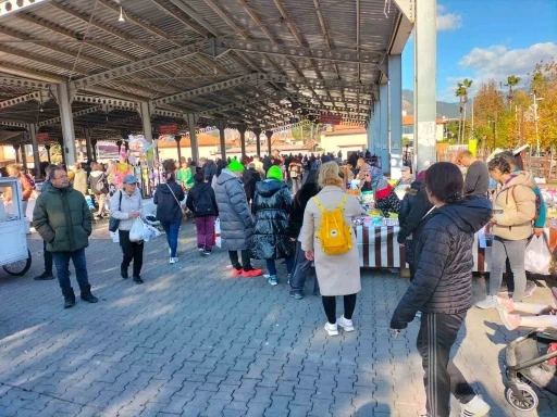 K&ouml;yceğiz&rsquo;de yılbaşı pazarı kuruldu
