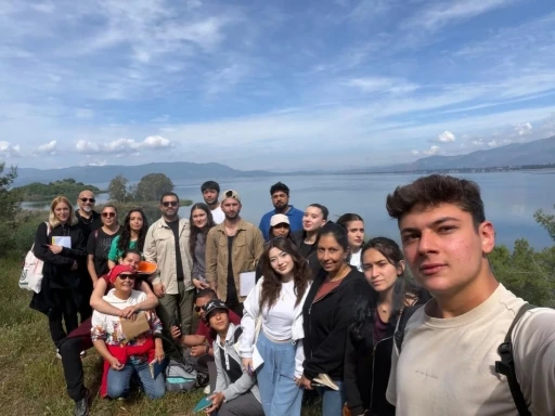 K&ouml;yceğiz&rsquo;de Y&uuml;ksekokul &ouml;ğrencileri doğada bitkileri inceledi
