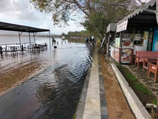 K&ouml;yceğiz G&ouml;l&uuml;&rsquo;nde taşkın devam ediyor
