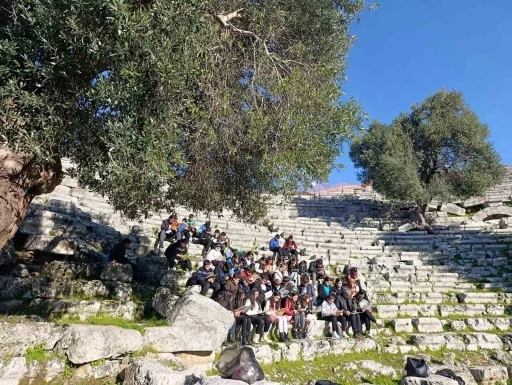 K&ouml;yceğiz Ortaokulu &ouml;ğrencileri Kaunos Antik Tiyatro&rsquo;da şiir okudu
