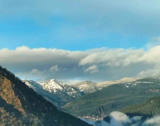 K&ouml;yceğiz Sandras Dağı&rsquo;na Mart ayının sonunda kar yağdı
