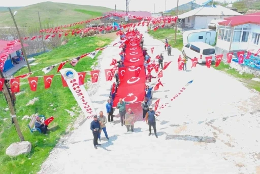 Köyde 24 metrelik Türk bayrağıyla yürüyüş gerçekleştirildi
