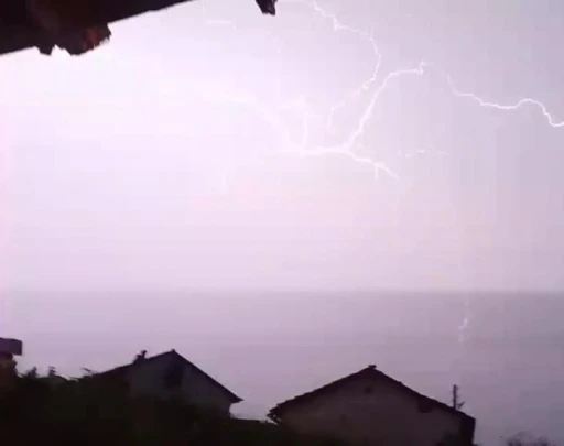 K&ouml;ye d&uuml;şen yıldırım korku dolu anlar yaşattı
