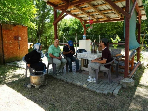 K&ouml;ye inen ayı girdiği bah&ccedil;ede vatandaşlara korku dolu anlar yaşattı
