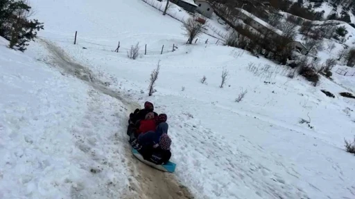 K&ouml;ylerde kar eğlencesi: &Ccedil;uvalın i&ccedil;ine saman doldurup kayak yaptılar
