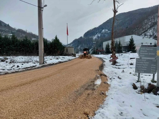 K&ouml;ylerde yol bakım &ccedil;alışmaları s&uuml;r&uuml;yor
