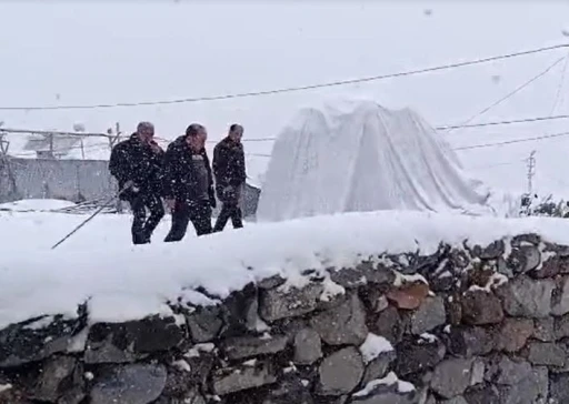 Köylüler güne kar yağışıyla uyandı
