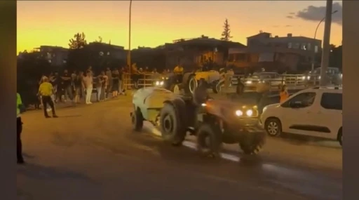 Köylüler yangın bölgesine traktörlerle su taşıdı
