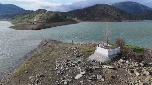 K&ouml;yl&uuml;n&uuml;n suyla imtihanı, mezarlar bir g&ouml;r&uuml;l&uuml;yor bir kayboluyor
