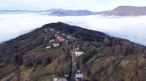 K&ouml;y&uuml; ve dağ eteklerini kaplayan sis denizi mest etti
