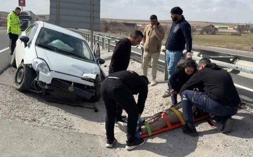 K&ouml;y&uuml;ne gitmek i&ccedil;in yola &ccedil;ıktı, kazada yaralanıp hastanelik oldu
