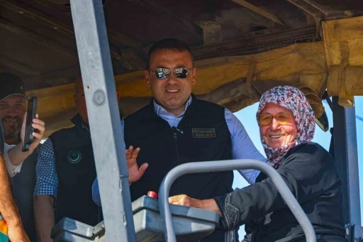 K&ouml;y&uuml;n&uuml;n sıcak asfaltını 73 yaşındaki Emine teyze d&ouml;kt&uuml;
