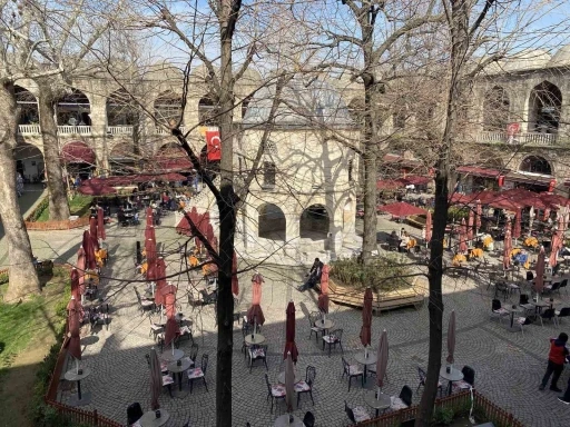 Koza Han&rsquo;da masalar geri d&ouml;nd&uuml;, vatandaş yeniden tarihle buluştu
