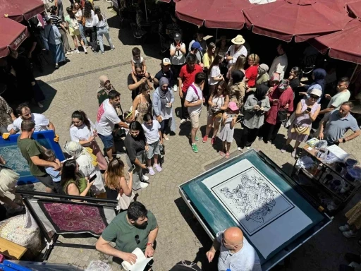 Kozahan’daki ipek baskı şovu izleyenleri büyüledi
