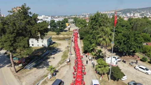 Kozan&rsquo;da 106 metrelik bayrakla kurtuluş coşkusu

