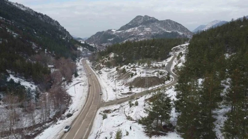 Kozan&rsquo;da kar keyfi: Kardan adama sucuk ekmek ve şalgam ikram ettiler
