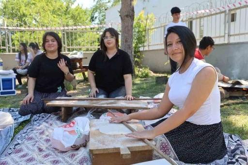 Kozan&rsquo;da &ouml;ğrenciler bahar şenliğinde şalvar giyip Adana sıkması pişirdi
