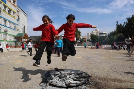 Kozan&rsquo;da &ouml;ğrenciler Nevruz&rsquo;u coşkuyla kutladı
