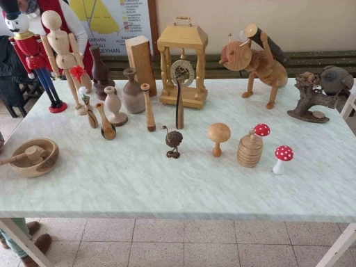 Kozan&rsquo;da &uuml;niversite &ouml;ğrencilerinin ahşap sanatı mesaisi
