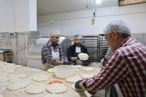Kozan&rsquo;da ustaların Ramazan ayında pide mesaisi
