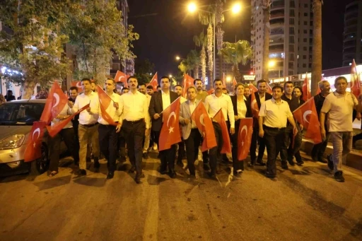 Kozan&rsquo;da vatandaşlar T&uuml;rk bayrakları ile 15 Temmuz&rsquo;un yıld&ouml;n&uuml;m&uuml;nde meydanlarda
