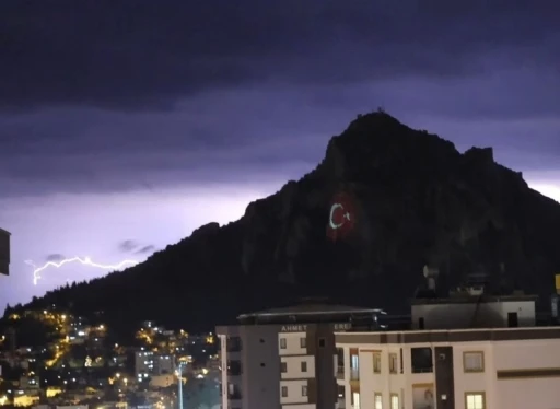 Kozan Kalesi&rsquo;nde şimşekler g&ouml;rsel ş&ouml;len oluşturdu
