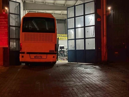 Krikonun kayması ile otob&uuml;s&uuml;n altında kalan tamirci hayatını kaybetti
