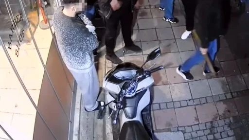 Kuaför dükkanına baltalı saldırı kamerada
