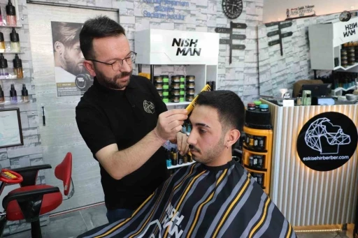 Kuaf&ouml;rlerin bayram tıraşı mesaisi sahura kadar uzuyor
