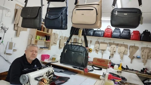 Küçük atölyesinde eliyle diktiği deri ürünleri Türkiye’nin her yerine gönderiyor
