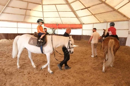 Küçük biniciler at sırtında büyük adımlar atıyor
