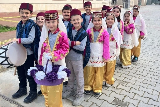 K&uuml;&ccedil;&uuml;k davulcular mahalleyi şenlendirdi

