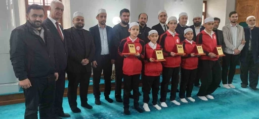 K&uuml;&ccedil;&uuml;k hafızlar plaket ile &ouml;d&uuml;llendirildiler
