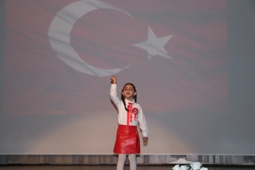 K&uuml;&ccedil;&uuml;k kız &ccedil;ocuğundan duygulandıran İstiklal Marşı performansı
