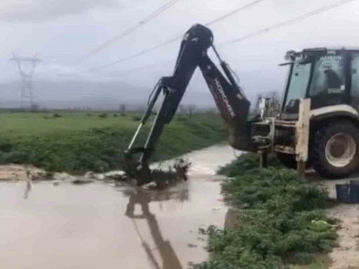 K&uuml;&ccedil;&uuml;k Menderes Nehri taştı, Bayındır&rsquo;da ova k&ouml;ylerinde ekinler ve yollar zarar g&ouml;rd&uuml;
