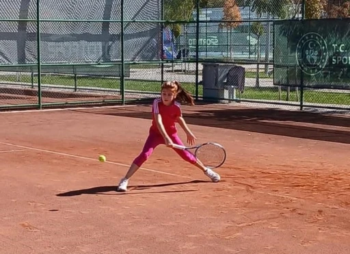 Küçük tenisçi turnuvaya davet edildi
