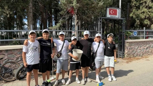 K&uuml;&ccedil;&uuml;k y&uuml;reklerden b&uuml;y&uuml;k vefa: Şehitliği temizleyip g&uuml;llerle donattılar
