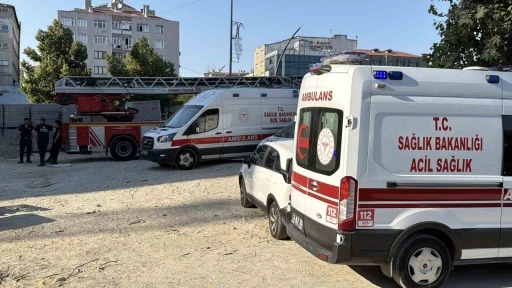 K&uuml;&ccedil;&uuml;k&ccedil;ekmece&rsquo;de 3 aydır maaş alamayan iş&ccedil;iler inşaatın tepesine &ccedil;ıktılar
