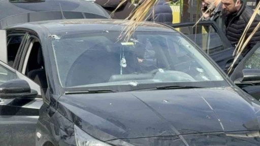 Küçükçekmece’de araca silahlı saldırı: 1 ölü, 1 yaralı
