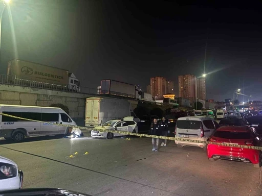 K&uuml;&ccedil;&uuml;k&ccedil;ekmece&rsquo;de bir otomobil dur ihtarına uymadı: 1 polis yaralandı
