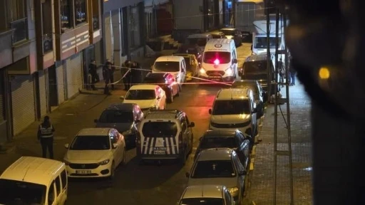 K&uuml;&ccedil;&uuml;k&ccedil;ekmece&rsquo;de &ccedil;atı katından d&uuml;şen adam hayatını kaybetti
