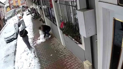 K&uuml;&ccedil;&uuml;k&ccedil;ekmece&rsquo;de &ccedil;ocukların yaptığı kardan adamı g&ouml;t&uuml;rd&uuml;

